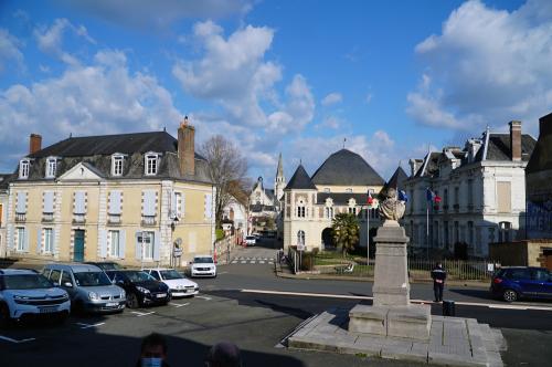 Iconographie - Centre ville, à droite l'Hôtel de Ville