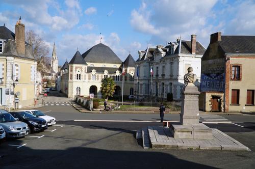 iconographie - Centre ville, à droite l'Hôtel de Ville
