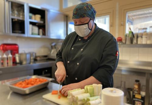 Iconographie - Miam’Zelle Margot - Préparation des légumes pour un pot au feu