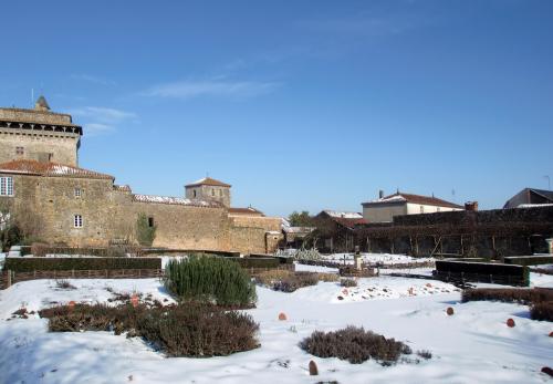 Iconographie - L'ancien corps de ferme et le donjon enneigés