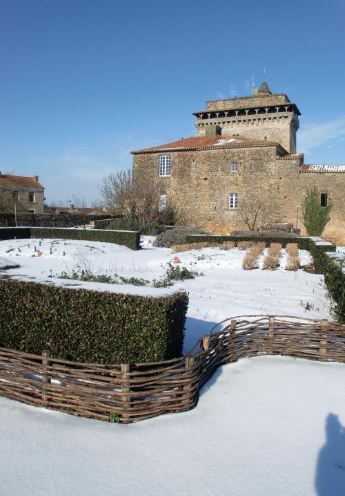 Iconographie - Le plessis du jardin médiéval enneigés