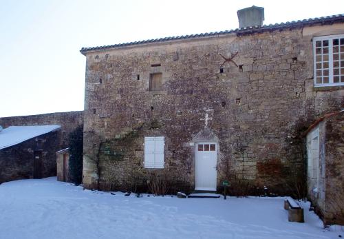 Iconographie - L'ancien corps de ferme près du donjon enneigés