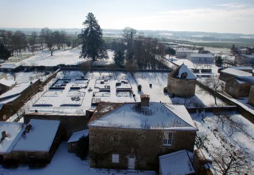 Iconographie - L'ancien corps de ferme et le jardin médiéval enneigés