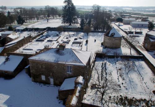 Iconographie - L'ancien corps de ferme près du donjon enneigés