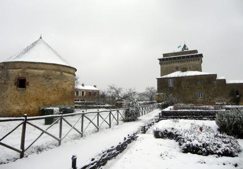 Iconographie - La fuie, l'ancien corps de ferme et le donjon enneigés