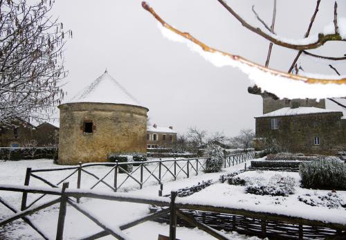 Iconographie - La fuie, l'ancien corps de ferme et le donjon enneigés