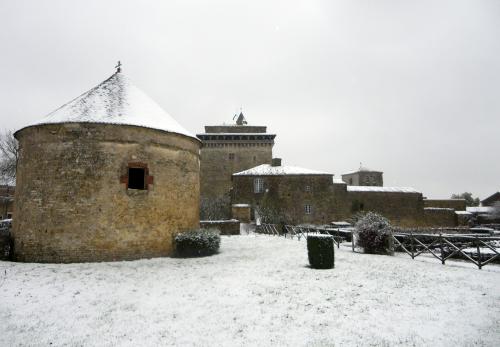 Iconographie - La fuie, l'ancien corps de ferme et le donjon enneigés