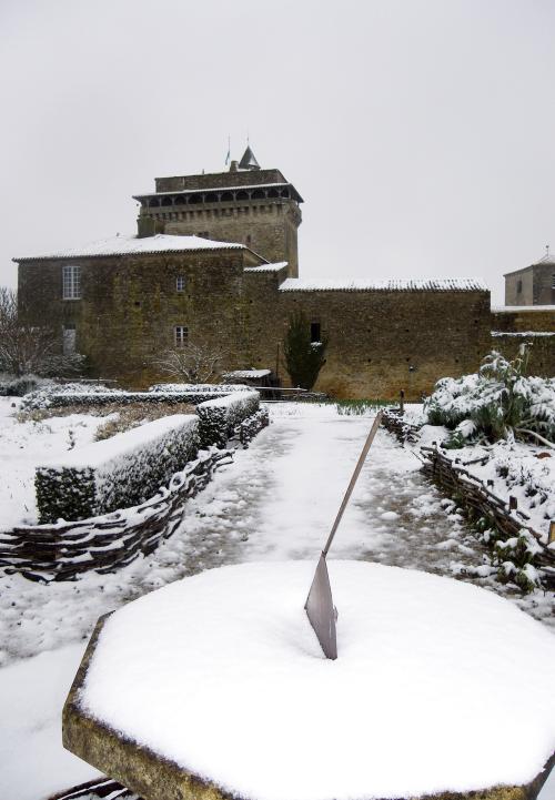 Iconographie - L'ancien corps de ferme près du donjon enneigés