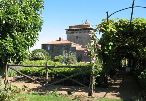 Iconographie - Jardin médiéval - Vue sur le donjon