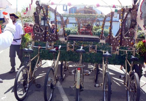 Iconographie - Fête des fleurs - Char poussé par quatre vélos