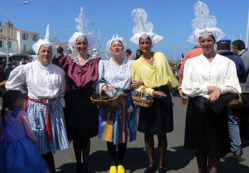 Iconographie - Sablaises à la Fête des fleurs de l'Île-d'Yeu