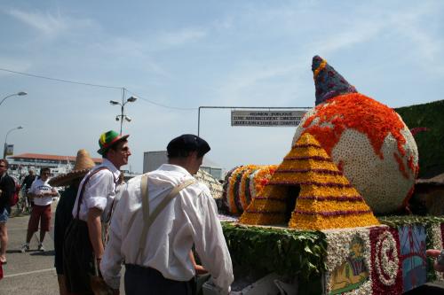 Iconographie - Fête des fleurs - Le monde part en fête