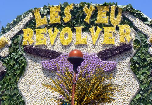 Iconographie - Fête des fleurs - Les yeu revolver