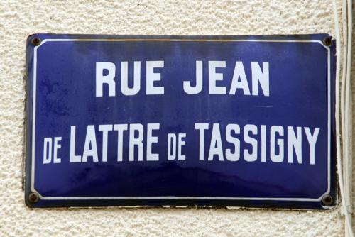 Iconographie - Plaque de rue Jean de Lattre de Tassigny