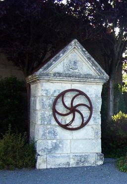 Iconographie - L'ancienne pompe communale route de Saint-Christophe