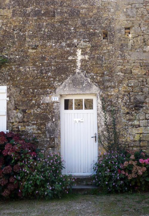 Iconographie - Croix blanche au-dessus l'entrée du logis