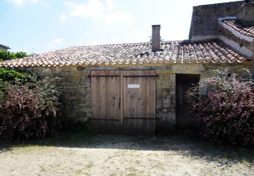 Iconographie - Le corps de ferme du château - Un garage récent