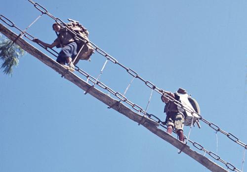 Iconographie - Ascension du Cho Oyu - Traversée sur un pont suspendu