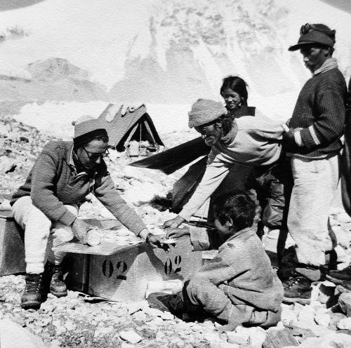 Iconographie - Ascension du Cho Oyu - Colette Le Bret distribuant des médicaments