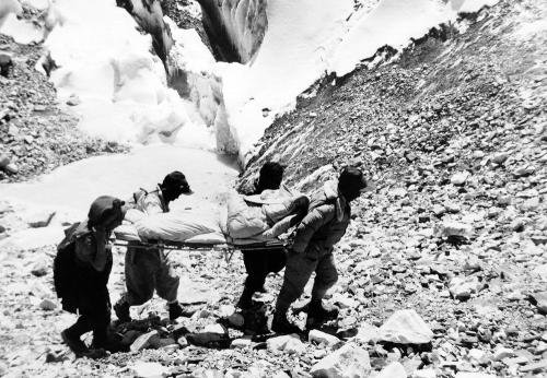 Iconographie - Ascension du Cho Oyu - Transport d'un blessé