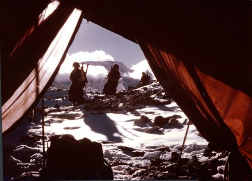 Iconographie - Ascension du Cho Oyu - Porteurs de bois vus de la tente