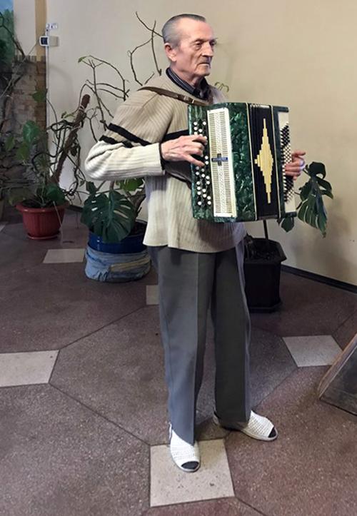 Iconographie - Ukraine - Musicien à la maison de retraite