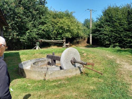 Iconographie - Jean-Yves Moche et le presse pomme de la ferme du Grand chemin