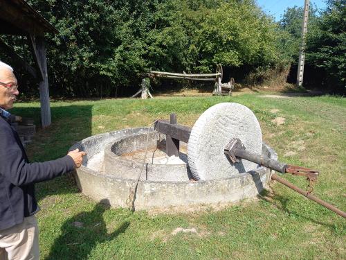 Iconographie - Jean-Yves Moche et le presse pomme de la ferme du Grand chemin