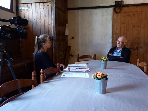 Iconographie - Morgane Godet interviewant Jean-Yves Moche dans le cadre du programme Caractère[s]