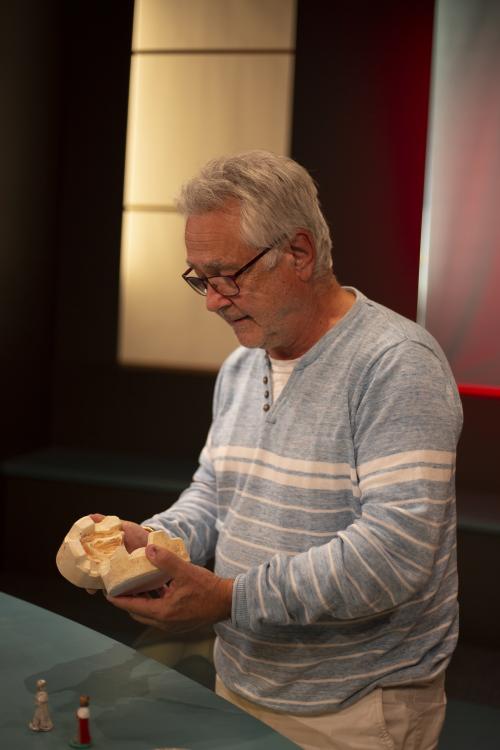 Iconographie - Michel Finck, artisan Santonnier, sur le plateau de TV Vendée