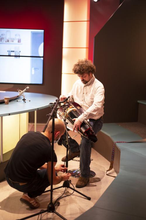 Iconographie - Installation de la vielle à roue pour Sylvain Legay sur le plateau de TV Vendée