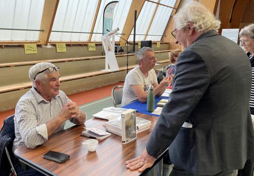 Iconographie - André Barreteau préfaçant son livre au salon du livre