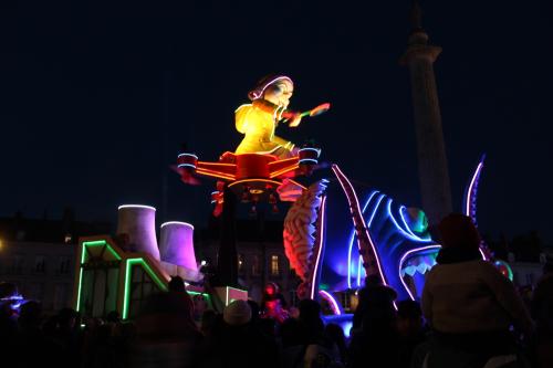 Iconographie - Char défilant pendant le carnaval de nuit 