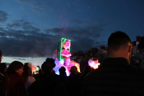 Iconographie - Char défilant pendant le carnaval de nuit 