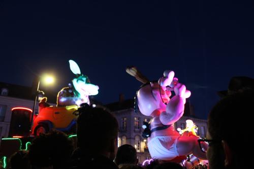 Iconographie - Char défilant pendant le carnaval de nuit 