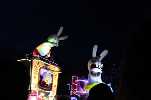 Iconographie - Char défilant pendant le carnaval de nuit 