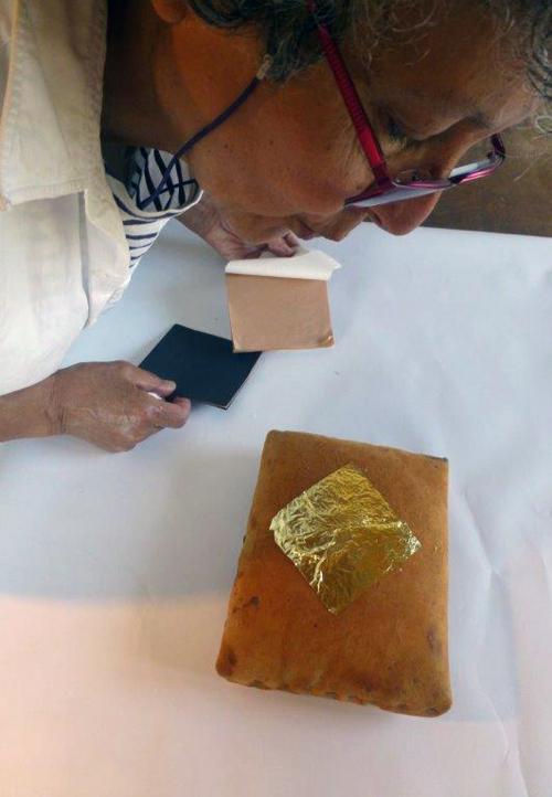 Iconographie - Feuille d'or pour être posée sur le coussin