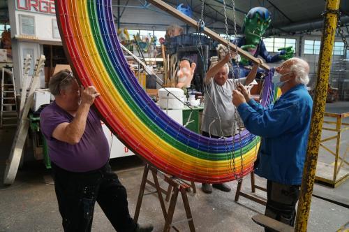 Iconographie - Montage d'un élément du char de Sud Loire Carnaval 