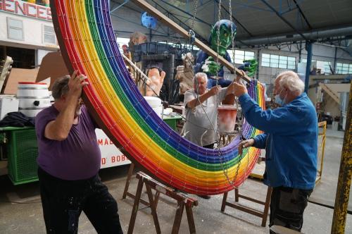 Iconographie - Montage d'un élément du char de Sud Loire Carnaval 