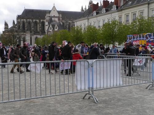 Iconographie - Attente de l'ouverture au bal des enfants