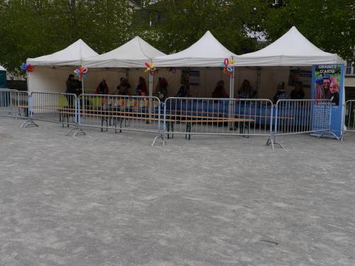 Iconographie - Attente de l'ouverture au bal des enfants