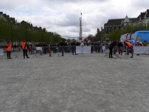 Iconographie - Attente de l'ouverture au bal des enfants