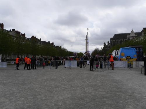 Iconographie - Attente de l'ouverture au bal des enfants