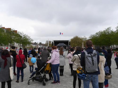 Iconographie - Vue de la foule au bal des enfants