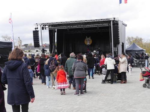 Iconographie - Attente de l'ouverture au bal des enfants