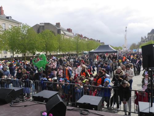 Iconographie - Vue de la foule au bal des enfants