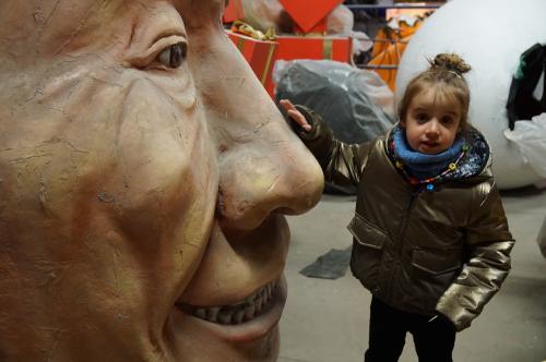 Iconographie - Une enfant devant un élément de char 