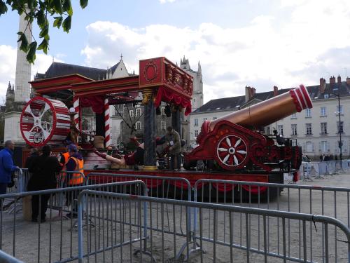 Iconographie - Chars postés sur le cours Saint André avant le défilé de nuit