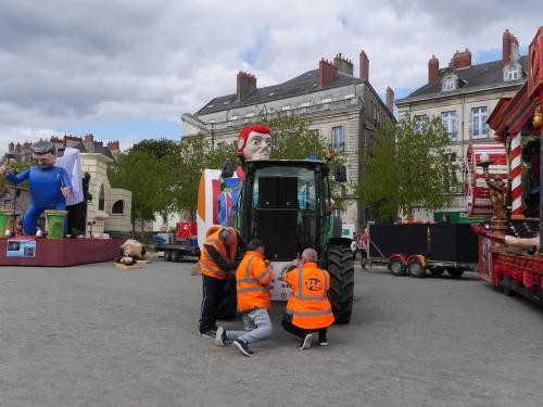 Iconographie - Chars postés sur le cours Saint André avant le défilé de nuit