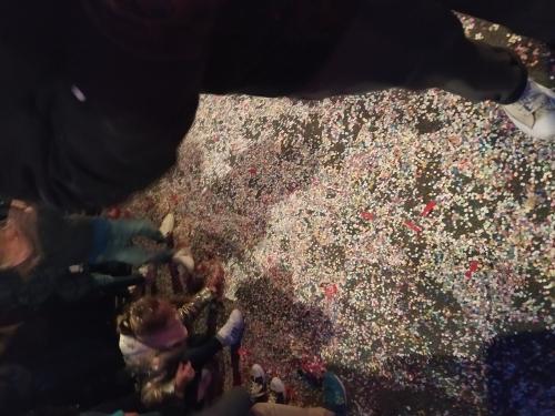 Iconographie - confettis au sol suite au défilé de nuit